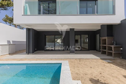 Moradia T4 para Venda em Charneca de Caparica e Sobreda