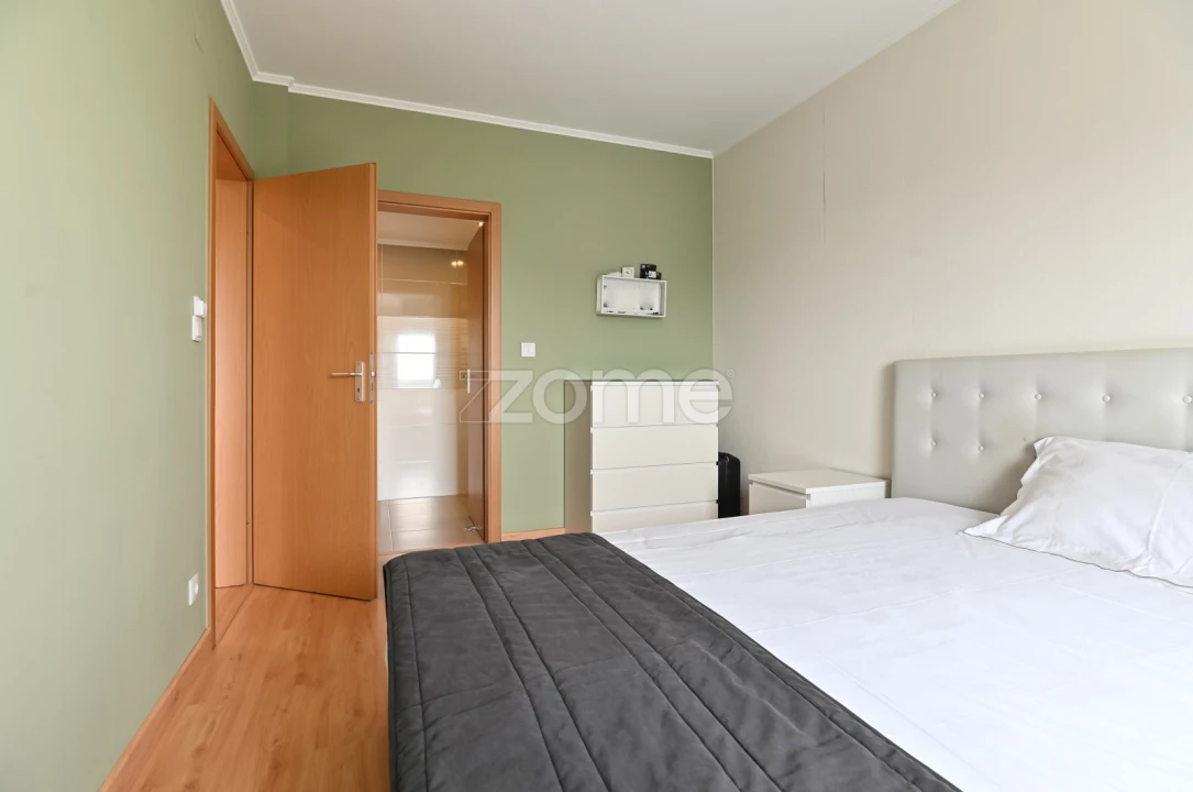 Apartamento T4 para Arrendamento em Porto Salvo Foto 6