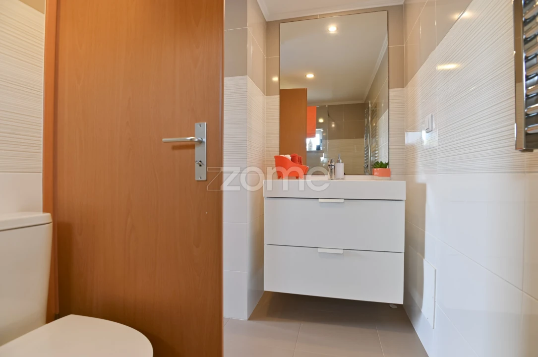 Apartamento T4 para Arrendamento em Porto Salvo Foto 8