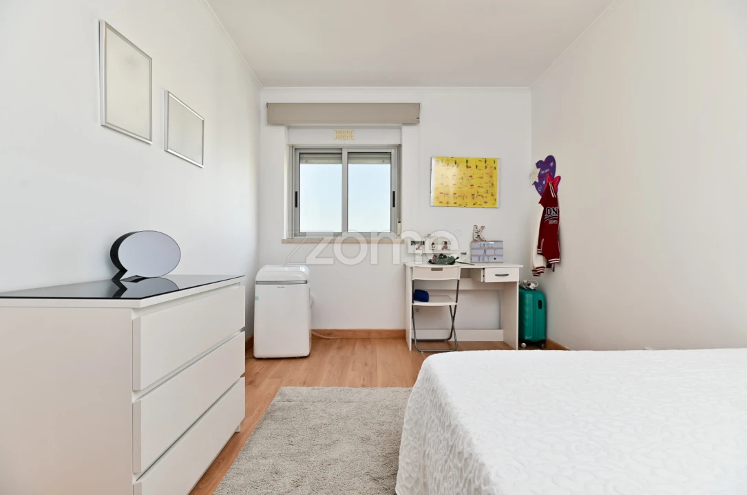 Apartamento T4 para Arrendamento em Porto Salvo Foto 7