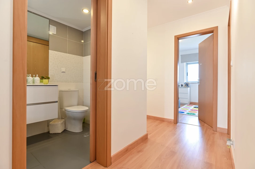 Apartamento T4 para Arrendamento em Porto Salvo Foto 10