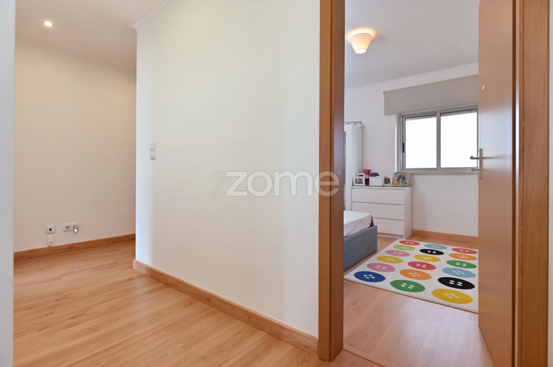 Apartamento T4 para Arrendamento em Porto Salvo Foto 12
