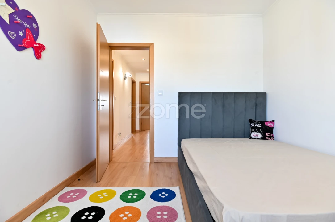 Apartamento T4 para Arrendamento em Porto Salvo Foto 14