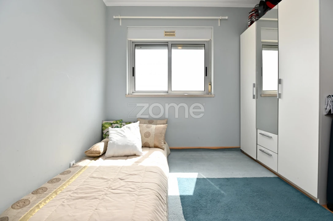 Apartamento T4 para Arrendamento em Porto Salvo Foto 15