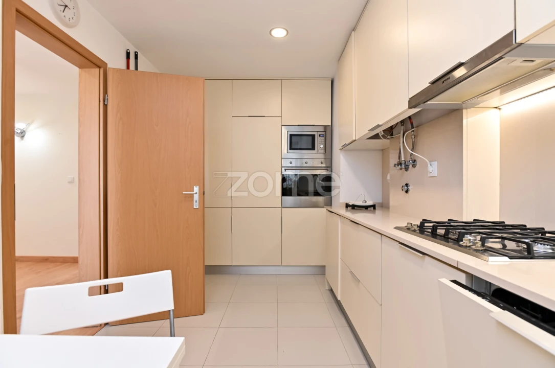 Apartamento T4 para Arrendamento em Porto Salvo Foto 18