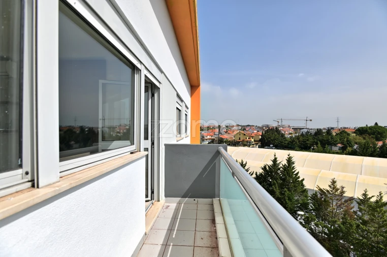 Apartamento T4 para Arrendamento em Porto Salvo Foto 3