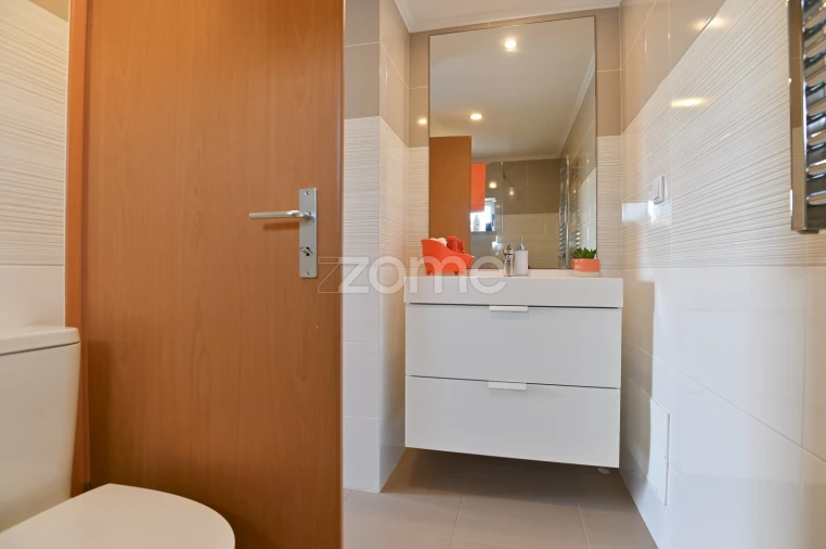 Apartamento T4 para Arrendamento em Porto Salvo Foto 8