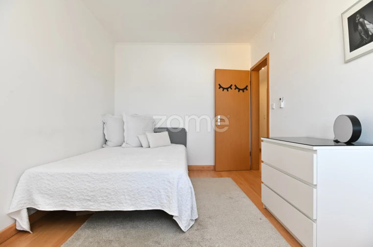 Apartamento T4 para Arrendamento em Porto Salvo Foto 9