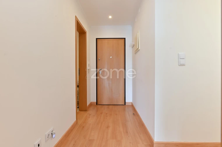 Apartamento T4 para Arrendamento em Porto Salvo Foto 16
