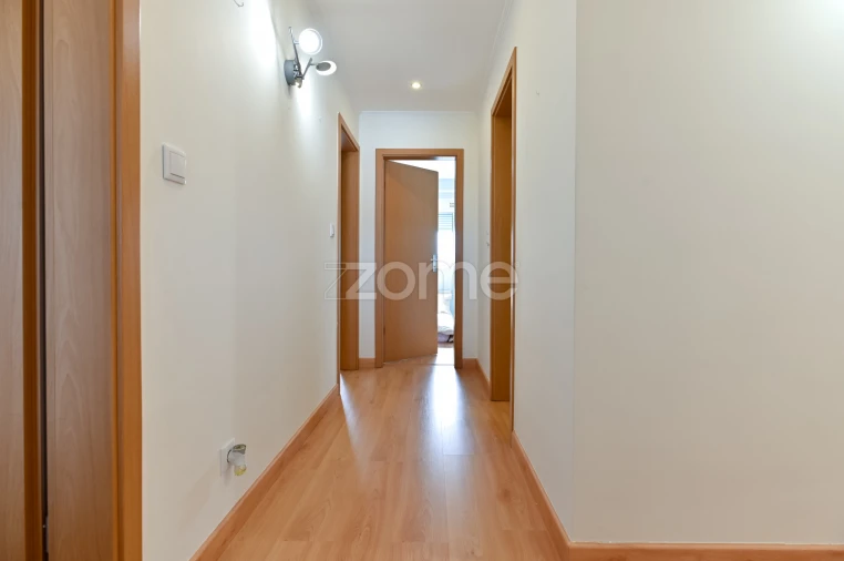 Apartamento T4 para Arrendamento em Porto Salvo Foto 17