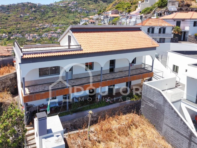 Moradia T3 para Venda em Ribeira Brava Foto 1
