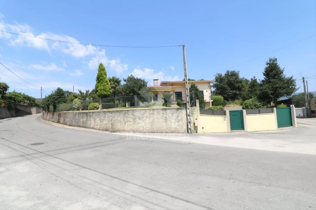 Moradia T4 para Venda em Lago Foto 6