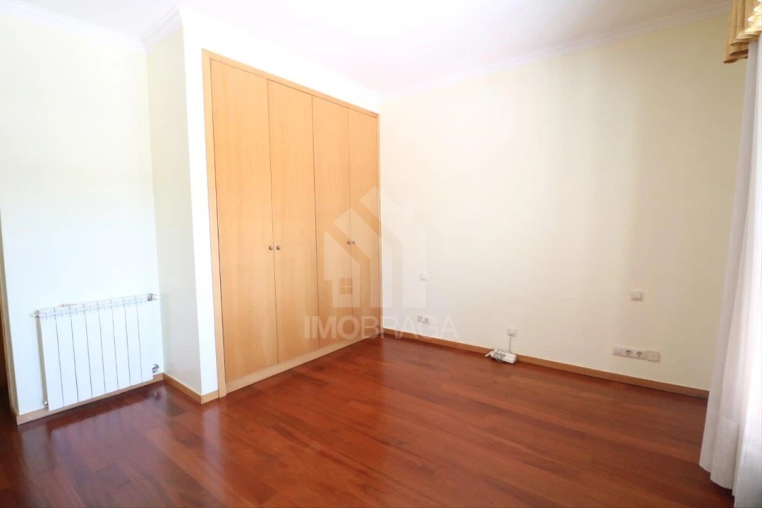 Moradia T4 para Venda em Lago Foto 32