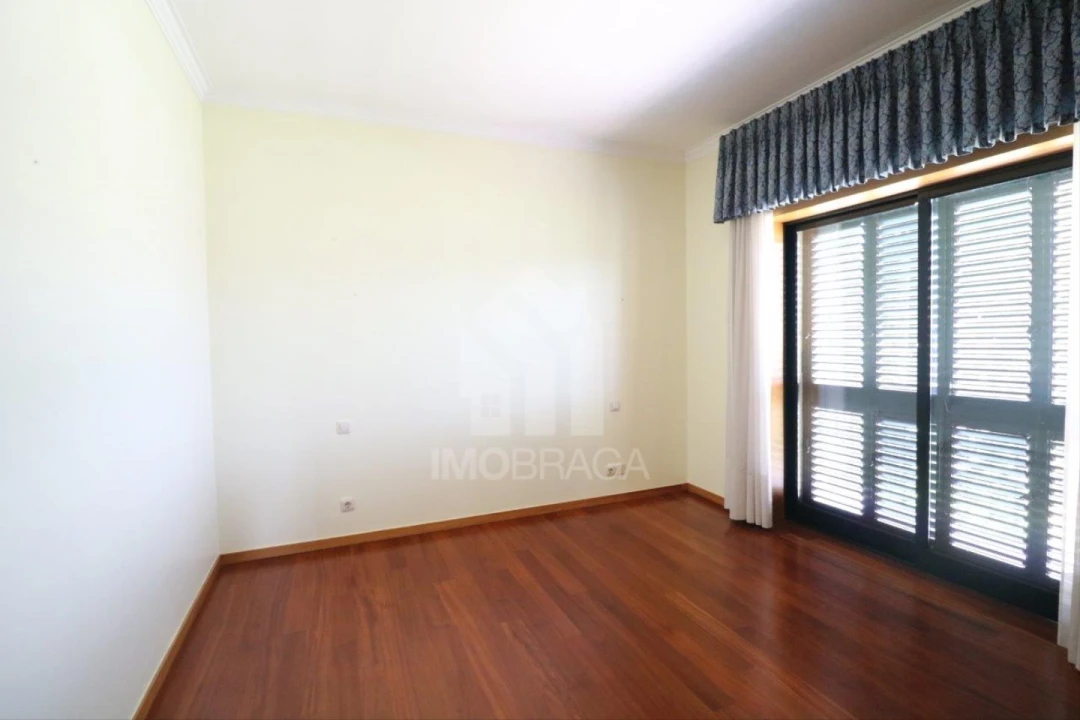 Moradia T4 para Venda em Lago Foto 33