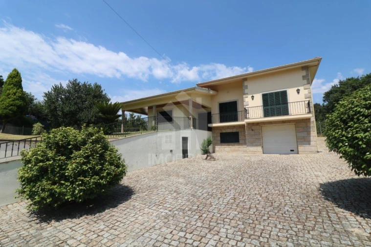 Moradia T4 para Venda em Lago Foto 4