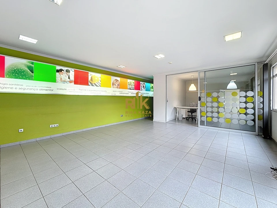 Negócio para Arrendamento em Caniço Foto 1