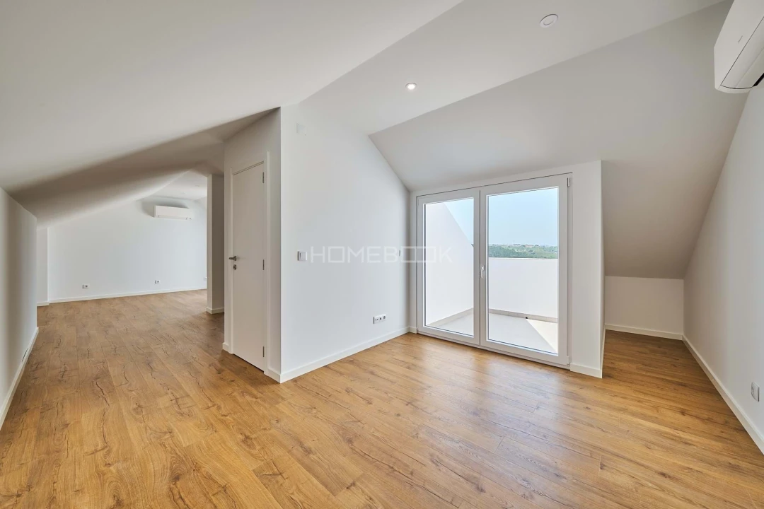 Moradia T4 para Venda em Carvoeira Foto 28