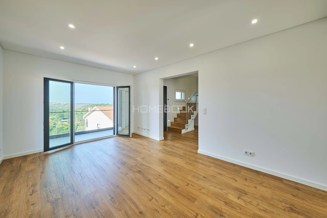 Moradia T4 para Venda em Carvoeira Foto 21