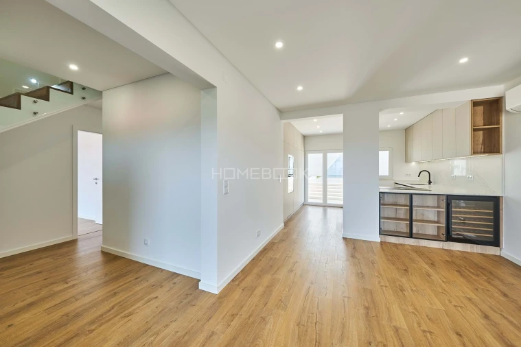 Moradia T4 para Venda em Carvoeira Foto 17