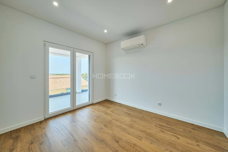 Moradia T4 para Venda em Carvoeira Foto 14