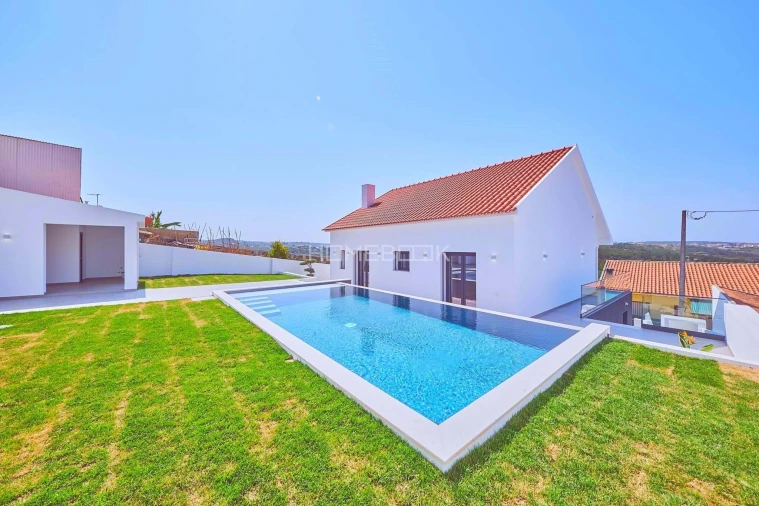 Moradia T4 para Venda em Carvoeira Foto 2