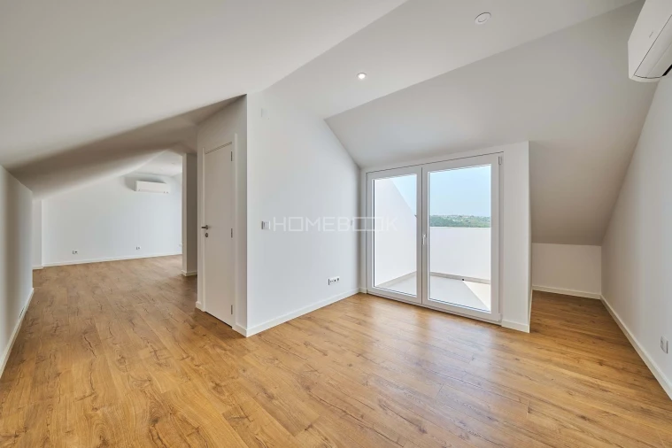 Moradia T4 para Venda em Carvoeira Foto 28