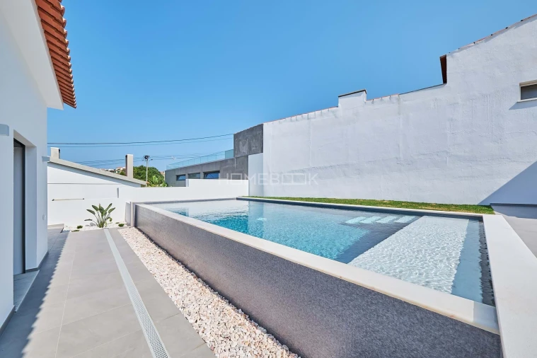 Moradia T4 para Venda em Carvoeira Foto 33