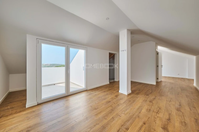 Moradia T4 para Venda em Carvoeira Foto 32