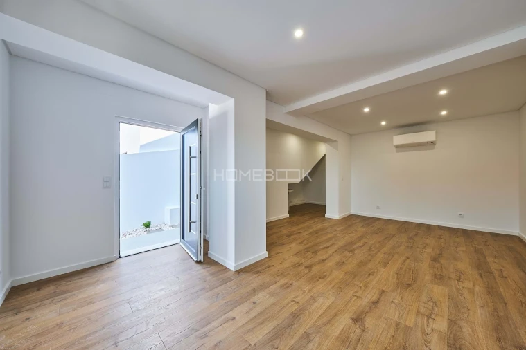 Moradia T4 para Venda em Carvoeira Foto 37