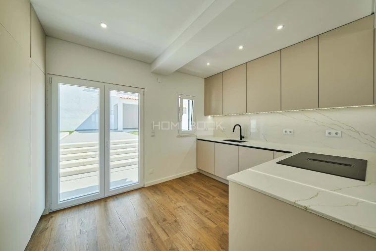 Moradia T4 para Venda em Carvoeira Foto 8