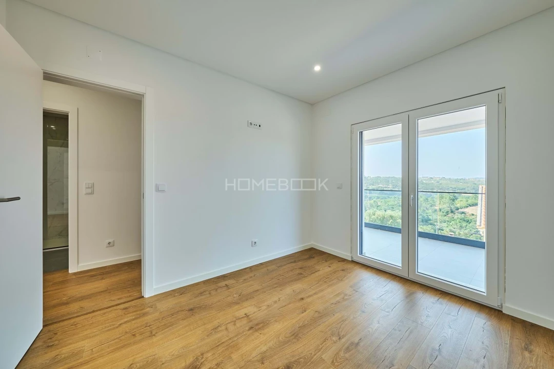 Moradia T4 para Venda em Carvoeira Foto 13