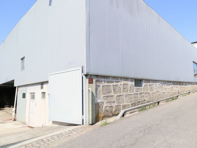 Armazém para Venda em Vila Nova de Famalicão e Calendário Foto 1