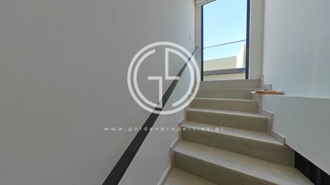Moradia T4 para Venda em Montenegro