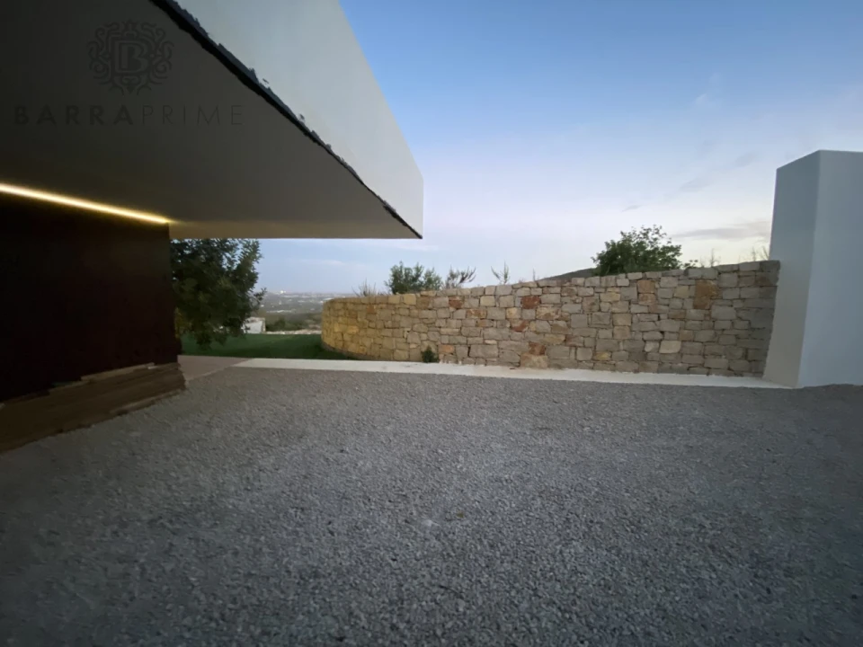 Moradia T4 para Venda em Santa Barbara de Nexe Foto 13