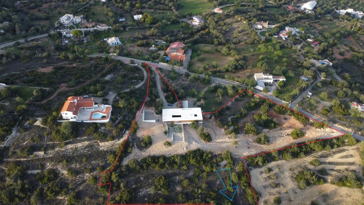Moradia T4 para Venda em Santa Barbara de Nexe Foto 3