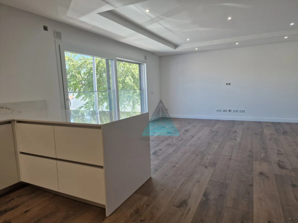 Apartamento T5 para Venda em Laranjeiro e Feijó Foto 2