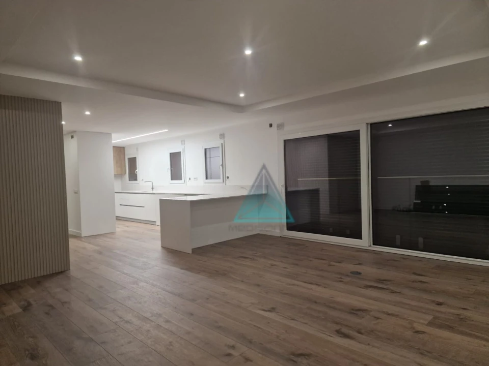 Apartamento T5 para Venda em Laranjeiro e Feijó Foto 3