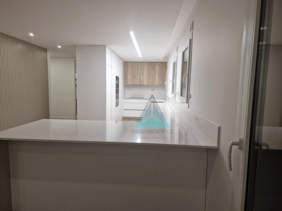 Apartamento T5 para Venda em Laranjeiro e Feijó Foto 4