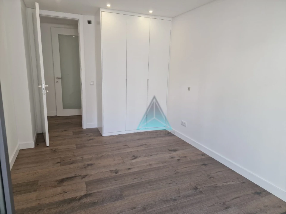 Apartamento T5 para Venda em Laranjeiro e Feijó Foto 8