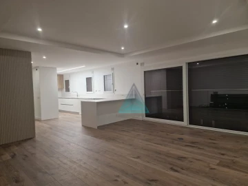 Apartamento T5 para Venda em Laranjeiro e Feijó