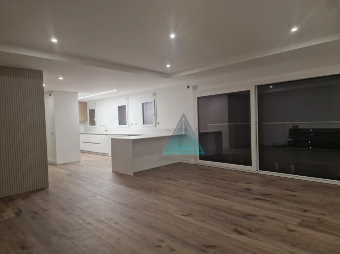 Apartamento T5 para Venda em Laranjeiro e Feijó Foto 3