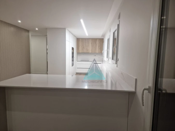 Apartamento T5 para Venda em Laranjeiro e Feijó Foto 4