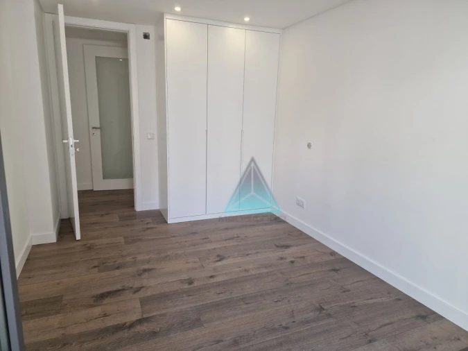 Apartamento T5 para Venda em Laranjeiro e Feijó Foto 8