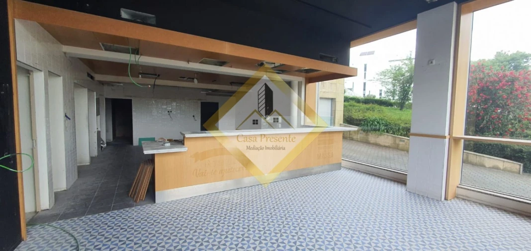 Loja para Venda em Oliveira do Douro