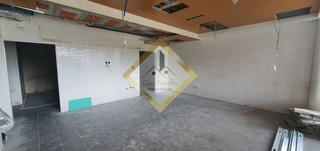 Loja para Venda em Oliveira do Douro Foto 2