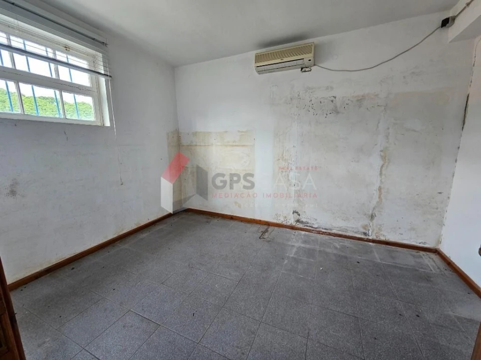 Armazém para Venda em Praia da Vitoria (Santa Cruz) Foto 12