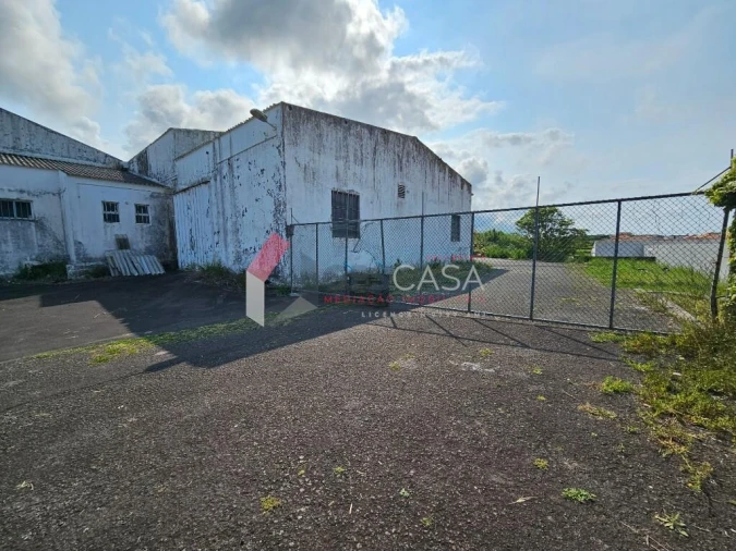 Armazém para Venda em Praia da Vitoria (Santa Cruz) Foto 3