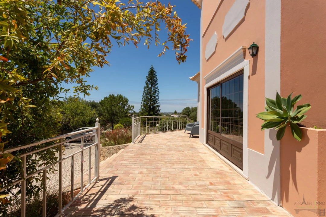 Moradia T4 para Venda em Santa Barbara de Nexe Foto 6