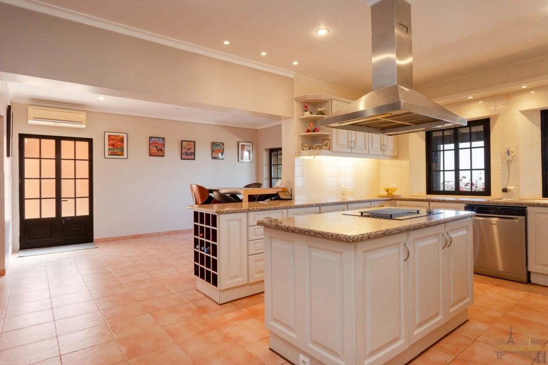 Moradia T4 para Venda em Santa Barbara de Nexe Foto 31