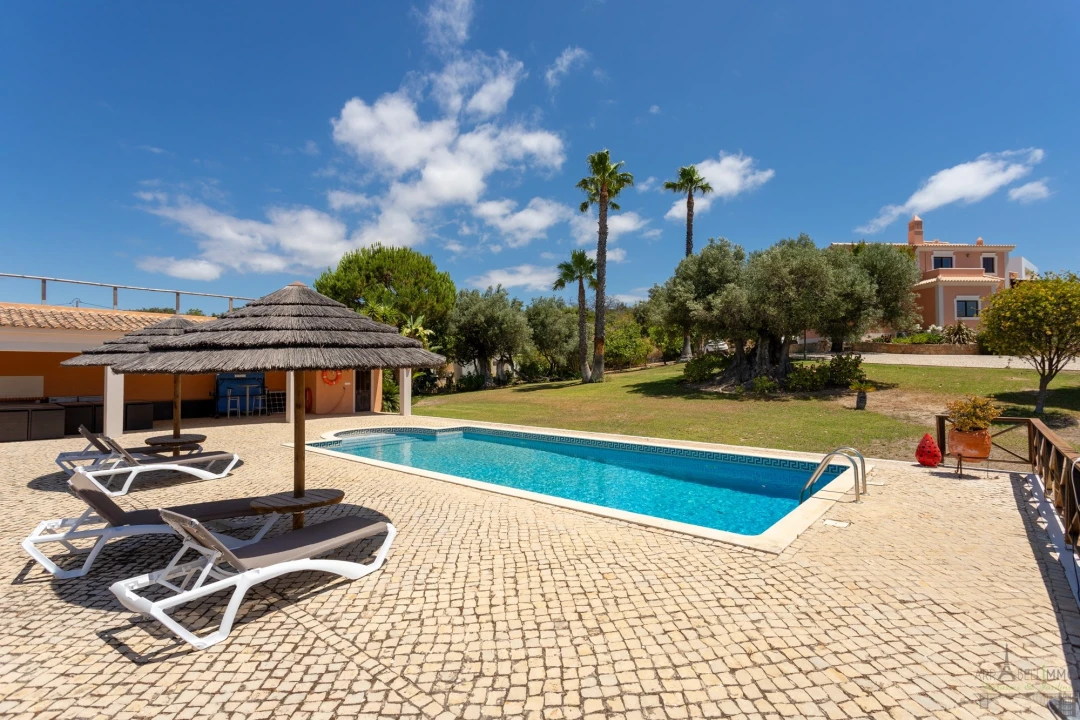 Moradia T4 para Venda em Santa Barbara de Nexe Foto 3